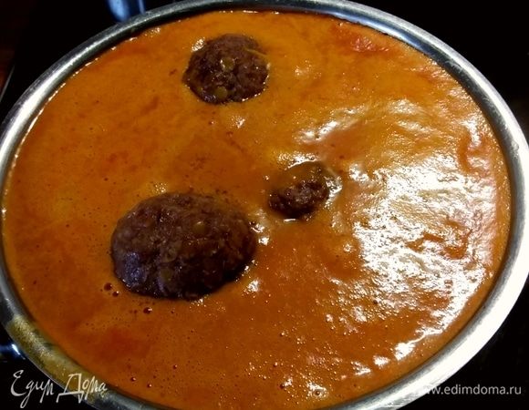 Разогреть соус, выложить тефтели в соус и тушить от 5 до 15 минут (зависит от сорта мяса).