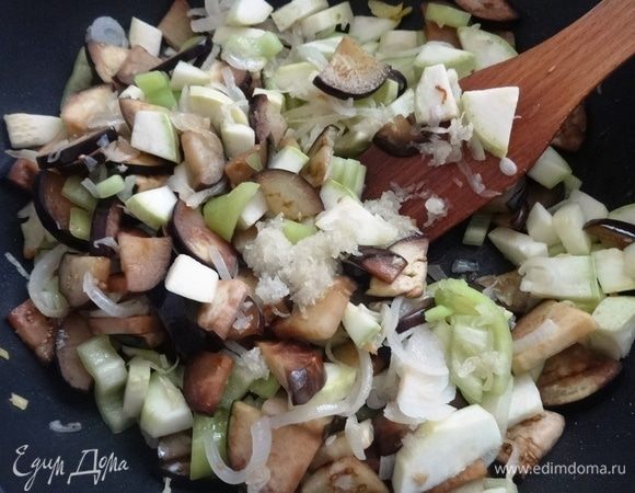 Добавить к луку нарезанные ранее овощи, перемешать. Обжаривать все вместе, помешивая, еще 8–10 мин. В конце обжаривания добавить чеснок.