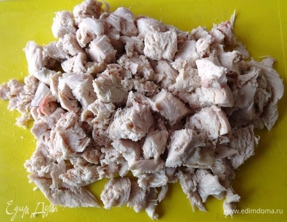 Куриную грудку освободить от костей (у меня была грудка на каркасе). Нарезать грудку средними кусочками.