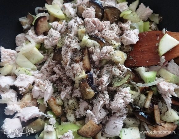 Добавить нарезанную куриную грудку к обжаренным овощам, посолить, поперчить, посыпать тимьяном, перемешать.