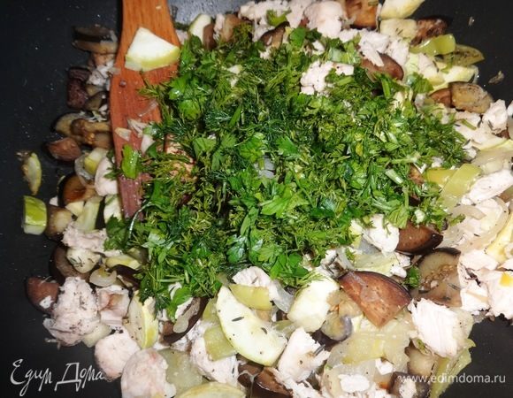 Зелень (у меня петрушка и укроп) помыть, обсушить и мелко нарезать. Добавить нарезанную зелень к начинке, перемешать.