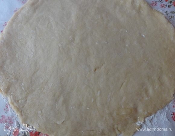 Достать тесто из холодильника. Стол подпылить мукой и раскатать тесто в круг больше диаметра формы. У меня форма по внутреннему диаметру 23 см, по внешнему — 28 см. Я раскатывала так, чтобы диаметр был немного больше 28 см.