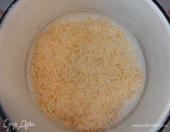 Для заливки сыр натереть на мелкой терке. Небольшую часть сыра отложить.
