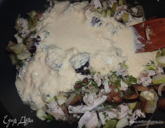 Заливку добавить в сковороду с овощами и грудкой, перемешать.