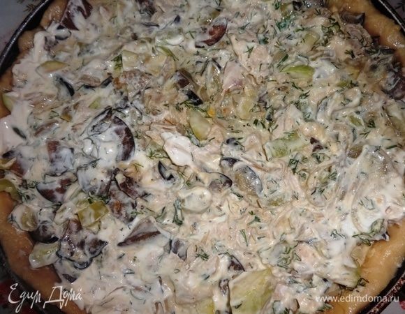 Выложить начинку с заливкой в форму с тестом. Массу слегка утрамбовать.