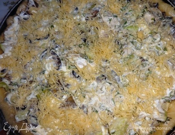 Посыпать начинку оставшимся тертым сыром. Поставить форму с пирогом в духовку, разогретую до 180°C и выпекать 50–55 мин. Дать пирогу остыть в форме до теплого состояния.