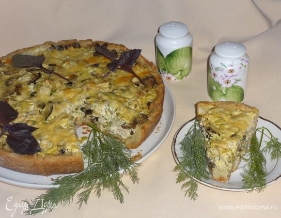 Пирог с овощами и куриной грудкой готов! Аккуратно выложить его на блюдо, стараясь не повредить бортики. Разрезать на порции и приступать к дегустации. Кстати, пирог вкусен как в теплом, так и в холодном виде. Всем приятного аппетита! Угощайтесь!