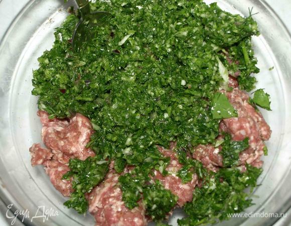 Соединить фарш с зеленью и луком, хорошо перемешать.