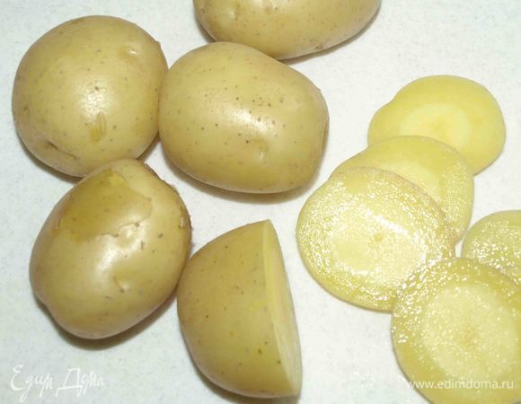 Картофель отварить (можно до полуготовности), остудить. Степень готовности картофеля лучше выбрать в зависимости от сорта. Если картофель молодой, то желательно не очищать от кожуры. Если картофель старый, то его лучше очистить, а затем отварить.
