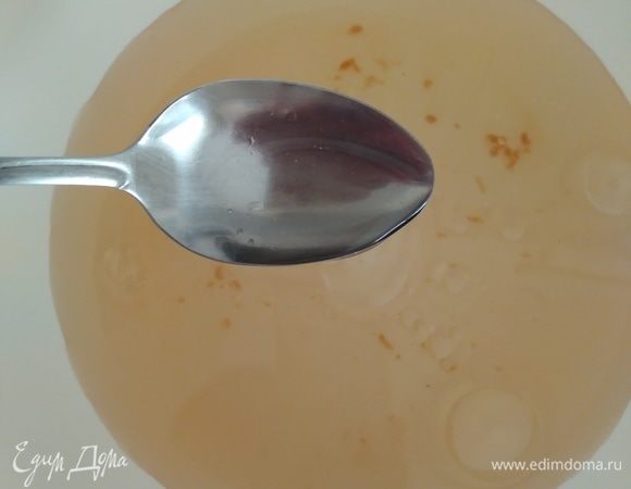 В теплой воде растворить соль и мед. Влить масло. Можно использовать растительное вместо оливкового.