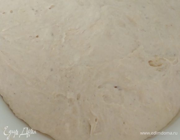 Миску смазать тонким слоем масла. Оставить на расстойку на 1–1,5 часа. Тесто увеличится вдвое.