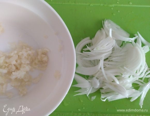 Чеснок пропустить через пресс. Лук нарезать тонкими перьями. Смешать лук, чеснок и масло.
