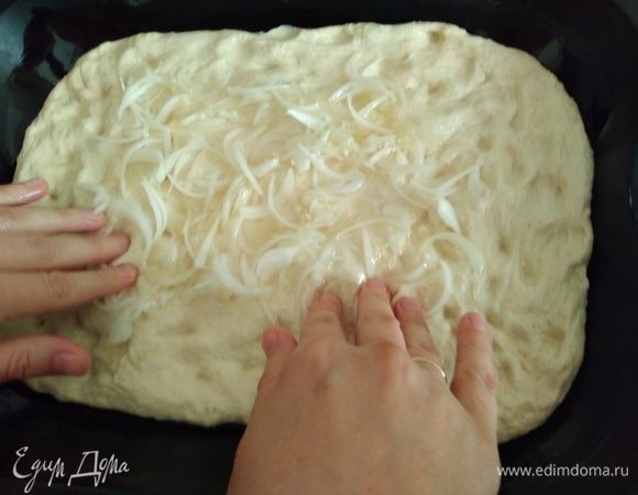 Пальцами сделать на тесте ямки. Равномерно распределить луково-чесночную смесь. Сверху посолить по вкусу. Оставить на 40 минут на расстойку.