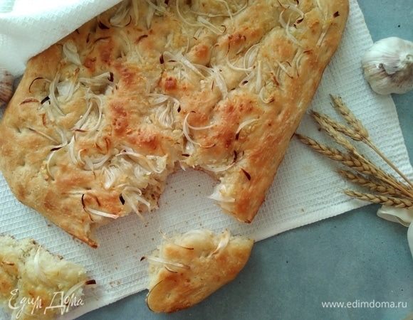 Пушистая и ароматная фокачча. Кушать теплой с супом или просто с удовольствием. Хотя итальянцы, наверное, с супом ее не едят.