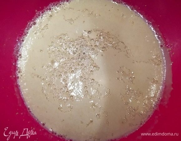 Традиционно начинаем с приготовления теста. В теплой воде разводим соль, сахар и дрожжи. Оставляем на 10 минут.