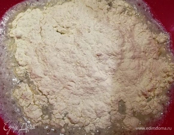 В поднявшиеся дрожжи добавляем столовую ложку растительного масла и половину муки. Начинаем замешивать тесто. Не добавляйте сразу всю муку, ее может понадобиться чуть больше или меньше. У меня даже в зависимости от сезона уходит разное количество. Постепенно добавляя оставшуюся муку замешиваем тесто. Оно не должно быть плотным, немного будет липнуть к рукам.