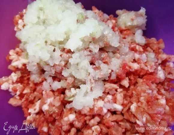 Мясо прокручиваем через мясорубку (установите крупную решетку) вместе с луком. Для себя я давно выверила пропорцию — на 3 части мяса беру 1 часть лука. Луковый сок из мясорубки не сливаю в фарш, он придает горечь и неприятный привкус в готовых беляшах.