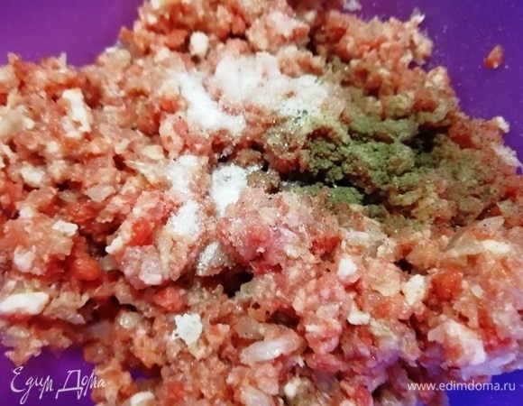 Солим и перчим фарш, добавляем щепотку сахара. Специи по вкусу и по желанию. Я добавляю сухую аджику (в ней и зелень сушеная, и кусочки красного перца).
