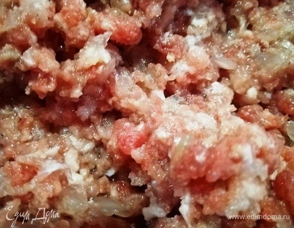 Перемешиваем фарш и вливаем 4 столовые ложки воды. Именно вода, а не жирность мяса делает начинку сочной.