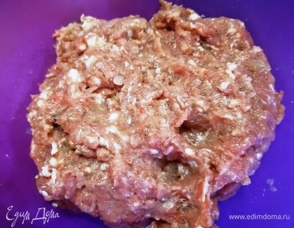 Несколько раз фарш поднимаем и с силой кидаем обратно в миску. В отбитом фарше все соки равномерно распределятся. Убираем фарш в холодильник, пока занимаемся подошедшим тестом.