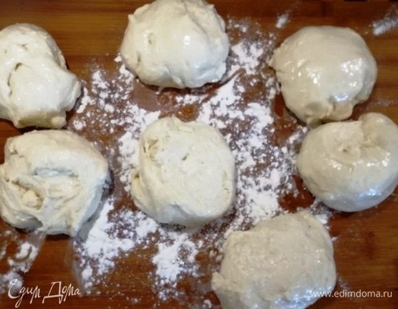 Делим тесто на равное количество заготовок. У меня получилось 7 штук по 115–120 грамм. Можете воспользоваться весами, если так удобнее. Я взвесила первую заготовку и ориентировалась на ее размер.