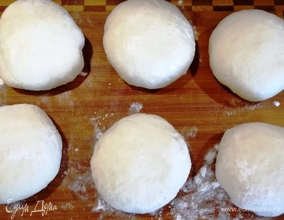 Заготовки округляем и накрываем полотенцем, чтобы тесто не подсыхало.