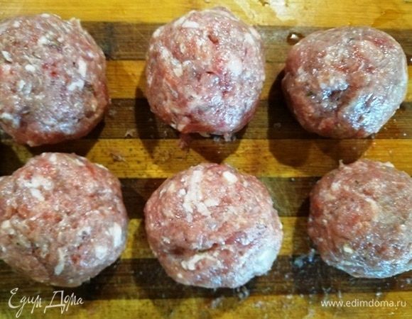 Теперь из фарша сформируем равные колобки весом около 90 грамм. Теста и фарша берем практически равное количество (вы уже заметили это).