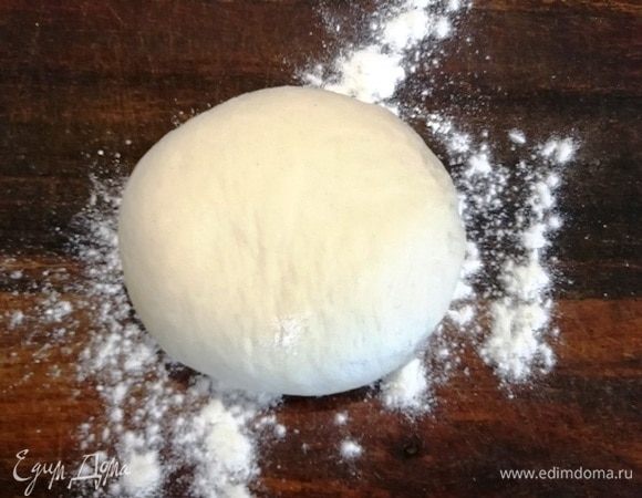 Возьмем самую первую сформированную заготовку. Посмотрите, она успела еще вырасти. На этом этапе ставим сковороду с большим количеством масла на плиту, разогреваем масло на средней мощности (6 из 9).