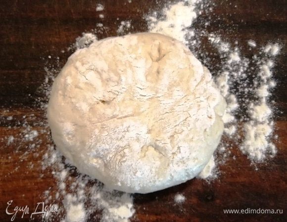 Переворачиваем ее некрасивой стороной к себе, красивой — на рабочую поверхность.