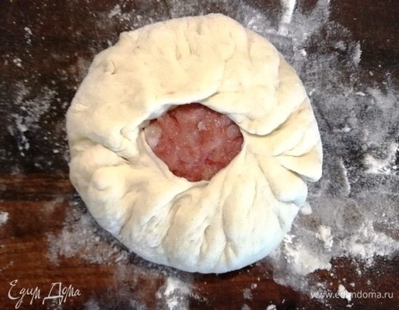 Поднимаем края теста и защипываем вокруг фарша. И придавливаем беляшик ладошкой (без фанатизма, нежно и любя).