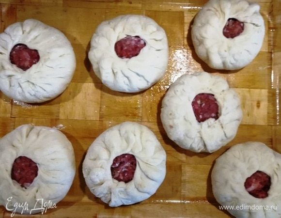 Заготовки выкладываем на смазанный растительным маслом противень. Никогда не выкладывайте на муку, в процессе жарки она начнет гореть, что скажется и на внешнем виде беляшей, и на их вкусе.