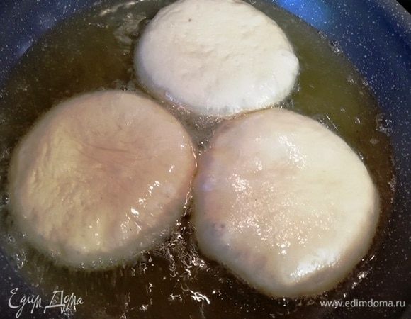 В разогретое масло выкладываем беляши дырочкой вниз.