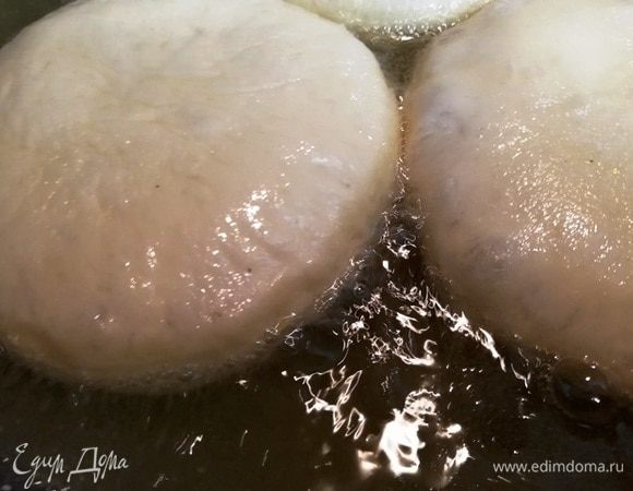 И они начнут расти у вас на глазах. Тесто не порвется, не бойтесь. У меня ни один беляш не пострадал.