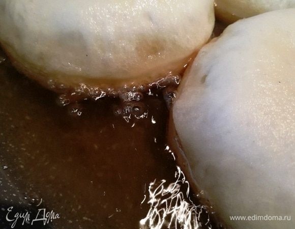 Не торопитесь переворачивать беляши, в процессе приготовления надо перевернуть их всего один раз. Видите, кромочка стала аппетитной? Переворачиваем. Жарятся беляшики долго, около 4 минут. Нужно. чтобы и начинка пропеклась, и тесто.