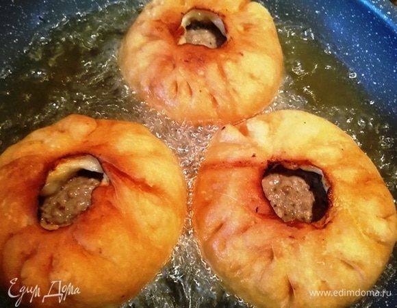 Переворачиваем беляши очень аккуратно, чтобы не порвать тесто. Я беру шумовку и силиконовую ложку (острых краев на них нет).