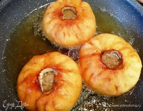 Как только перевернули беляши, вливаем в них чайной ложкой масло из сковороды. Масла должно быть по горлышко (около 2 чайных ложек).