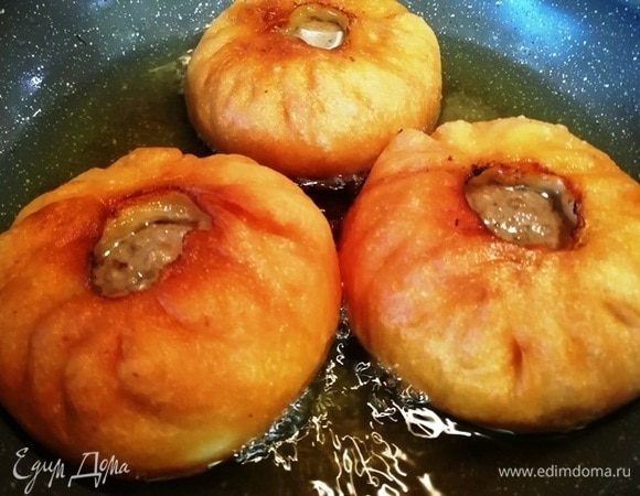 Смотрим на кромку, цвет сравнялся, масло в начинке перестало булькать и почти впиталось в фарш.