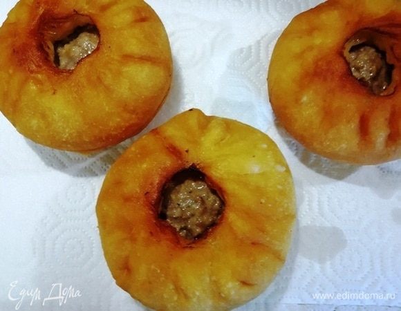 Сразу же выкладываем беляши на бумажное полотенце на 30 секунд, не дольше, чтобы низ не размяк. Здесь увидите фокус, когда вынимали беляши, масло еще было видно в начинке, как только уложили беляш на полотенце, его уже нет.