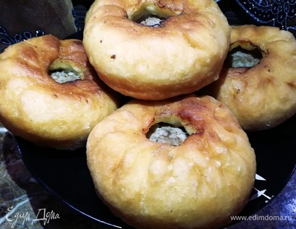 Перекладываем беляши на тарелку или блюдо (разницы нет, через 10 минут их уже не будет).