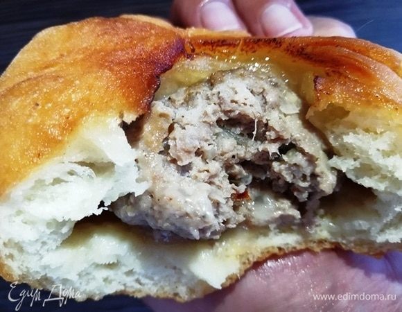 Надеваем слюнявчик и откусываем вкуснейший сочный беляш. Начинка сочная, тесто вообще отдельная история.