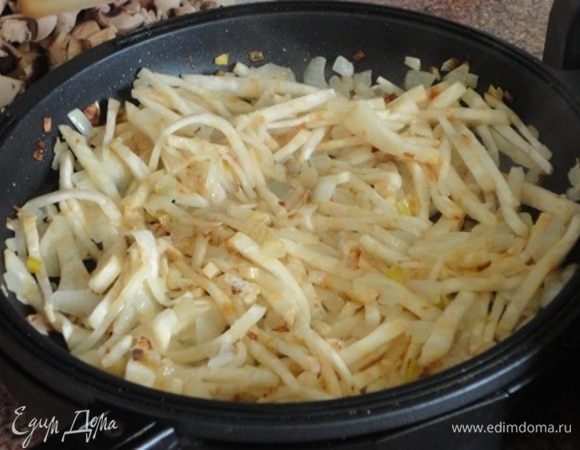 Корень сельдерея я добавила по своей инициативе. Вы можете обойтись без него. Обжариваем с луком до мягкости и выкладываем в отдельную посуду.