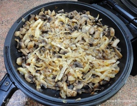 Соединяем все жареные овощи. Солим, перчим по вкусу и добавляем кориандр — это тоже дело вашего вкуса.