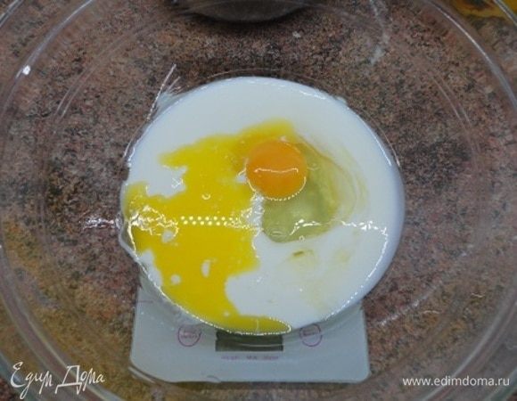 Для теста соединяем все жидкие ингредиенты. Масло предварительно растопили и остудили.