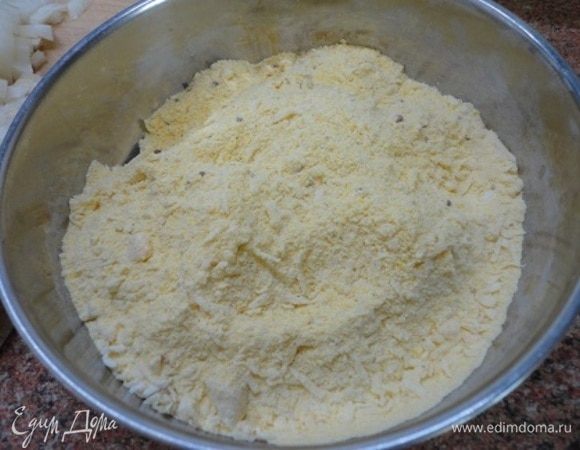 Отдельно соединяем все сухие ингредиенты и тертый сыр.