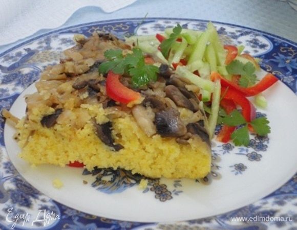 Готовый пирог переворачиваем на блюдо, нарезаем на порционные куски и подаем с зеленью и овощами.