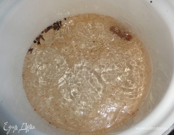 Воду вскипятить. Положить в нее пряности и варить 2 мин.