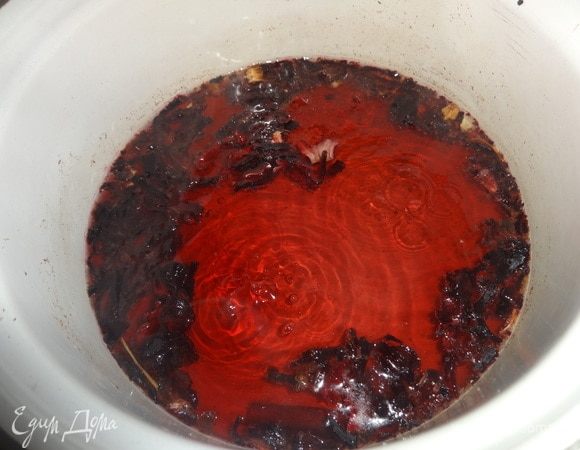 Всыпать каркаде и варить 1 мин. Огонь выключить, дать отвару настояться 15–20 мин.