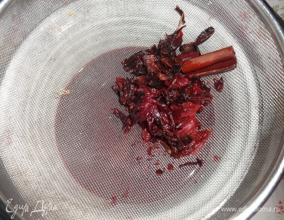 Настой каркаде процедить через дуршлаг с мелкой сеткой.