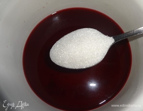 В теплый настой каркаде добавить сахар и перемешать. Вместо сахара также можно использовать мед.