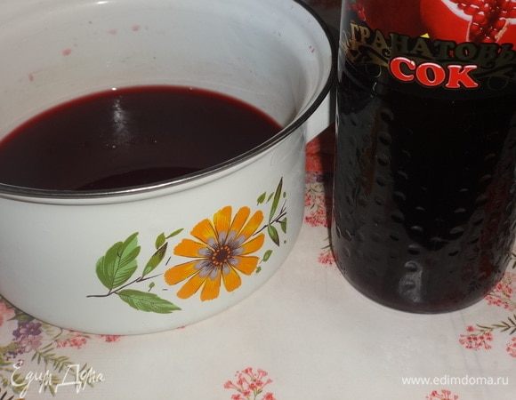 Остывший настой каркаде соединить с гранатовым соком, перемешать.